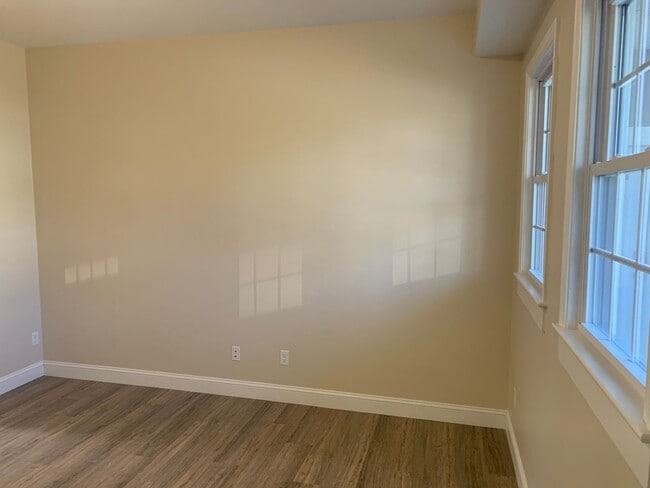 Building Photo - 129 Kenoza Ave