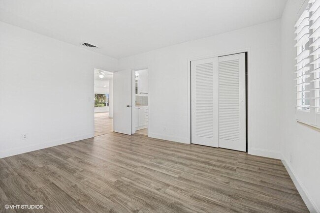 Building Photo - 2433 NE 24th St