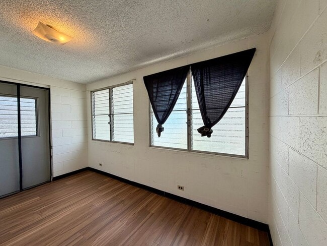 Building Photo - Punchbowl: 3 Bed, 1.25 Bath Apartment with 3 Tandem Parking Spots
