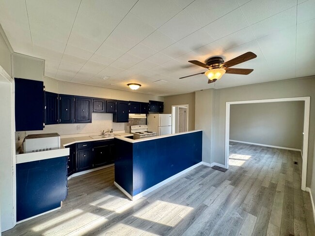 Building Photo - Cute Older Home