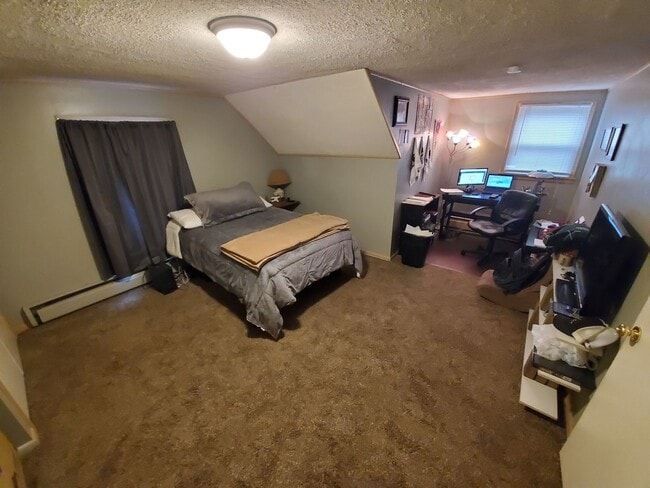 Building Photo - AVAILABLE JUNE! - 7 Bed 3 Bath Home!