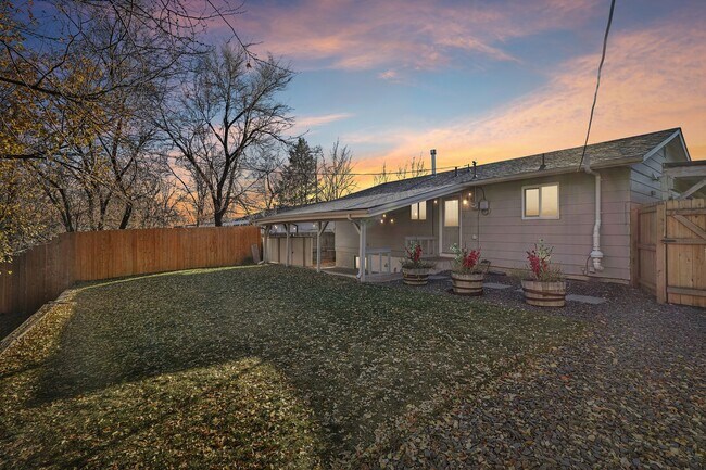 Building Photo - 4 Bed Beauty on West Side!
