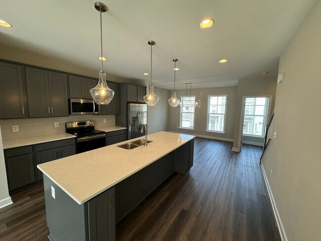 Building Photo - Townhouse for Rent in Preston Lake!