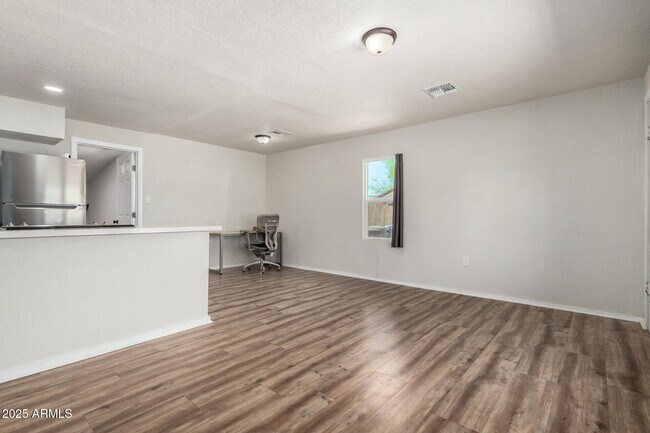 Building Photo - 1424 S Bonarden Ln