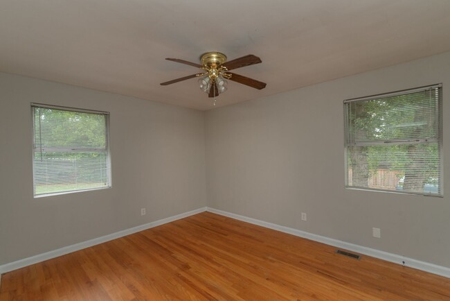 Building Photo - $1,425 - 3 bed/2 bath house near Medical C...