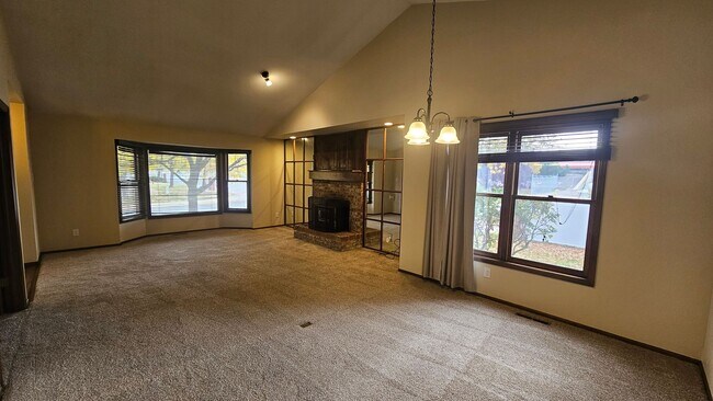 Building Photo - Spacious Townhome with Finished Basement i...