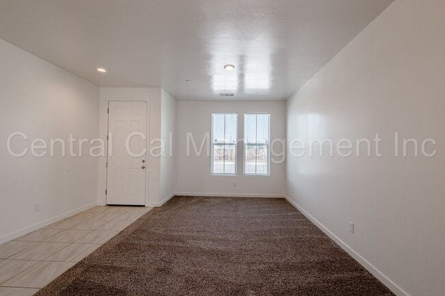 Building Photo - 4 bedroom 2 bath  Home in the Desired Sout...