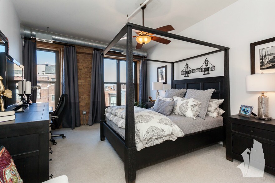 Building Photo - 1735 W Diversey Pkwy