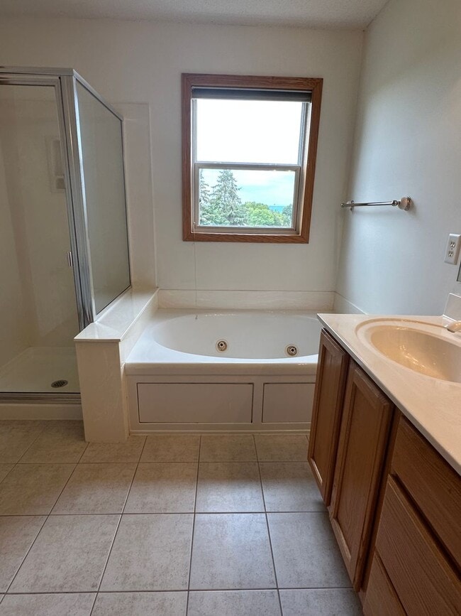 Building Photo - Spacious Single Family Home, Fireplace, 3....