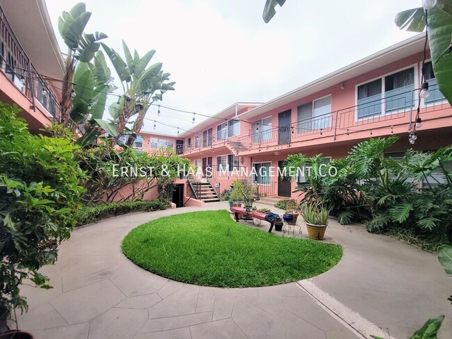 Building Photo - Charming 1 Bedroom Condo Steps From the Oc...