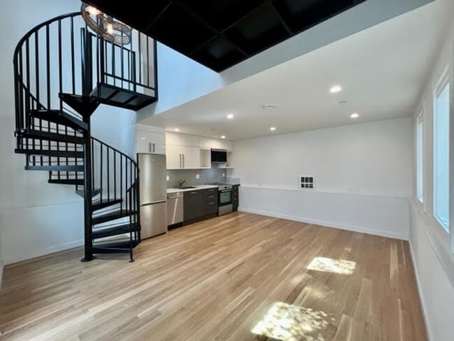 Building Photo - Recently Constructed, Fully Detached, Garden Unit, Utilities Included**