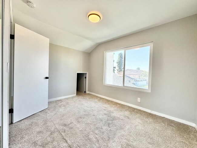 Building Photo - Beautifully Updated 4B/2.5BA House with Solar and A/C!