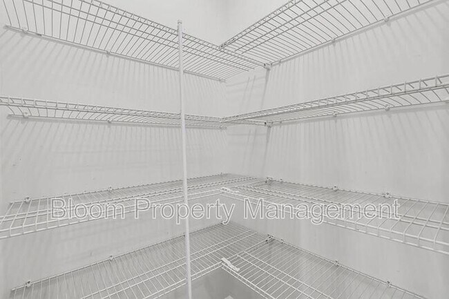 Building Photo - 247 Lucca Dr