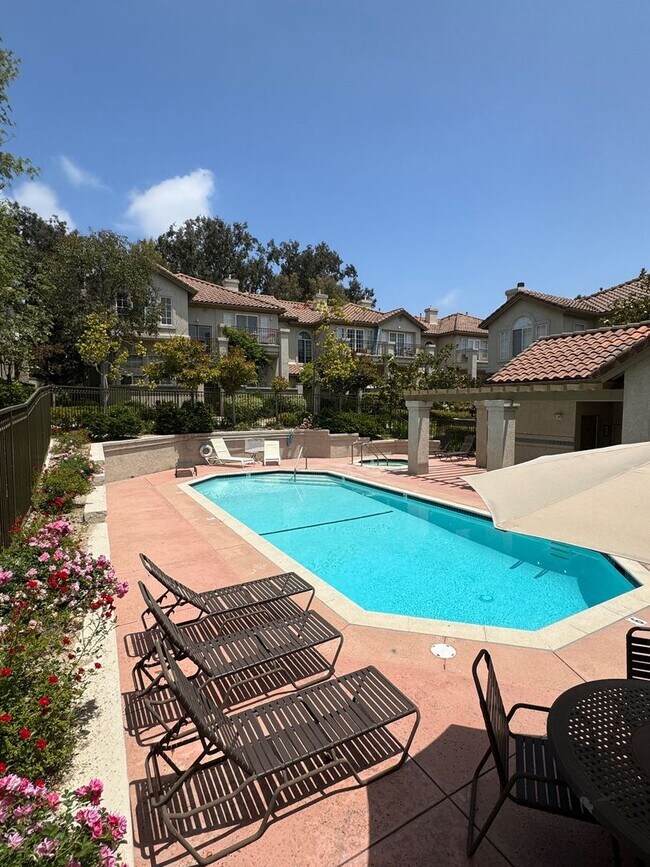 Building Photo - Large, end-unit townhome in the heart of Thousand Oaks