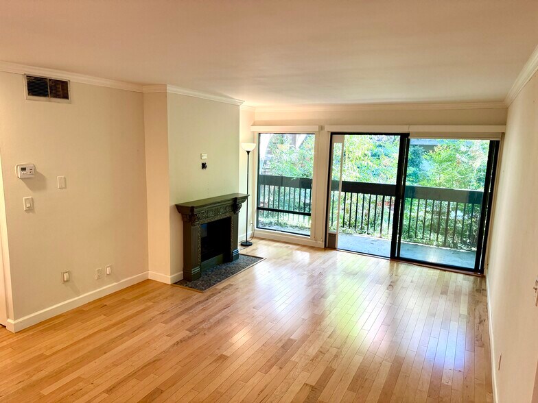 Building Photo - 950 N Kings Rd