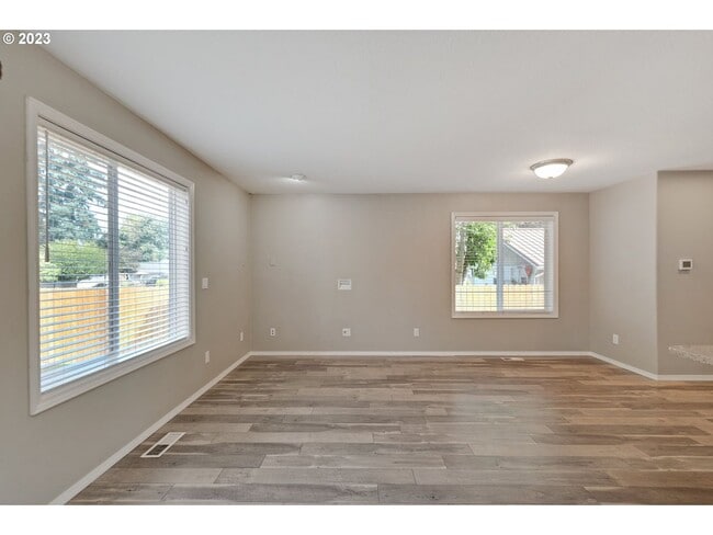 Building Photo - Stunning townhouse in Canby- 3 bed / 2.5 b...