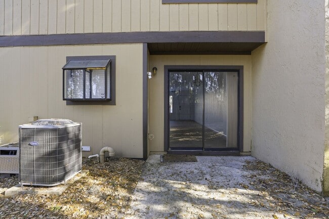 Building Photo - Southfork Oaks Condo