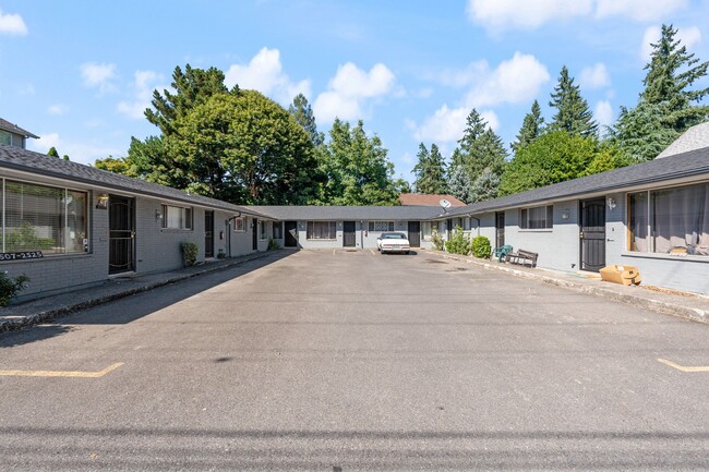 Building Photo - Renovated 2BR in Milwaukie