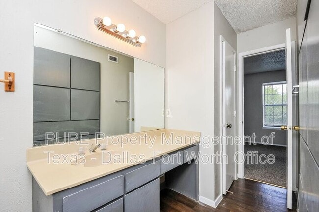 Building Photo - 1128 Highbush Dr