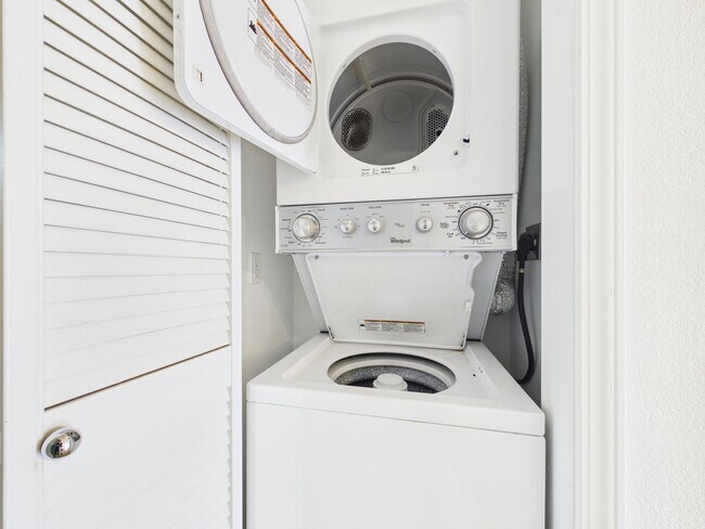 Building Photo - Upstairs One Bedroom Condo now available at Kimberly Place.