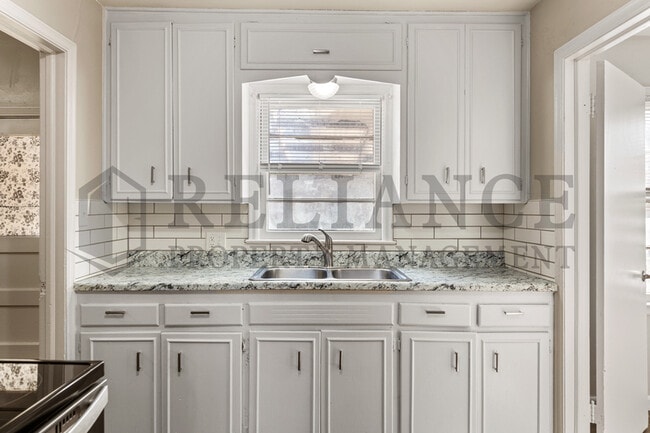 Building Photo - 628 S Mission Rd