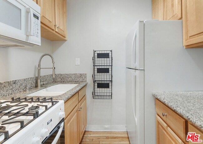 Building Photo - 925 N Curson Ave