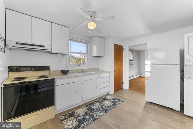 Building Photo - 225 Pershing Ave