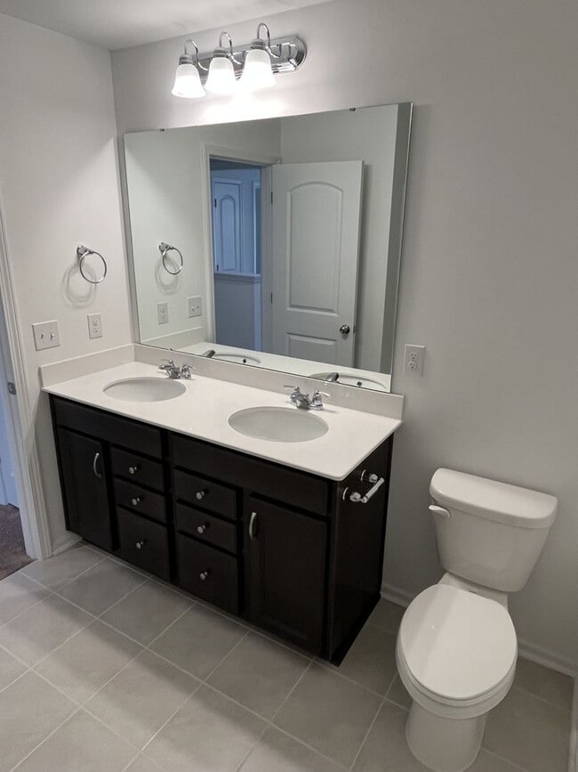 Building Photo - Large, Newer 4 Bedroom + Office and Loft i...