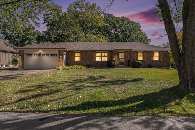 Building Photo - Charming 3 Bed 2.5 Bath Raised Ranch