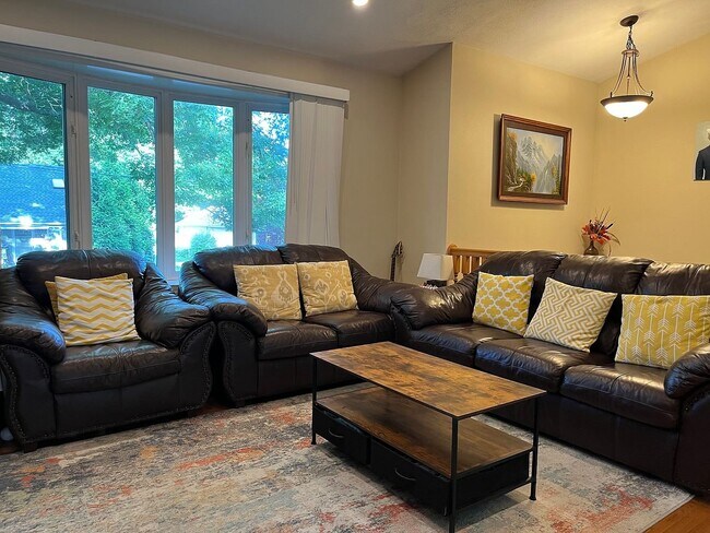 Building Photo - 331 Beachwood Dr