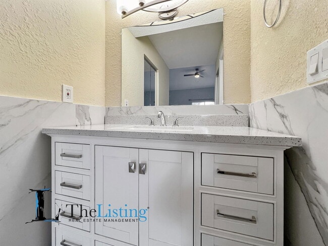 Building Photo - 2482 Lakeway Branch Dr