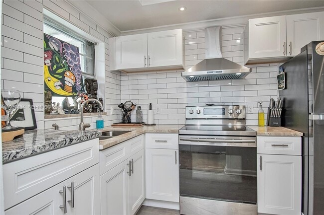 Building Photo - 1638 Embassy Dr