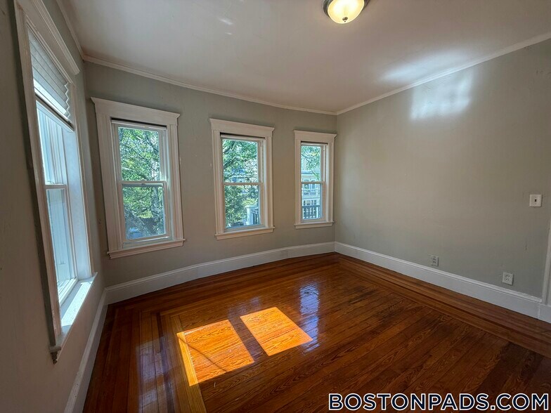 Building Photo - 41 Simpson Ave