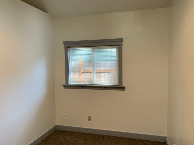 Building Photo - 2 Bedroom, 1.5 Bathroom on Jefferson St.