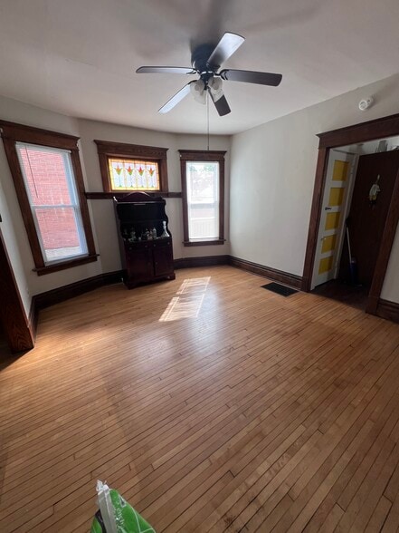 Building Photo - 2142 Clarence Ave