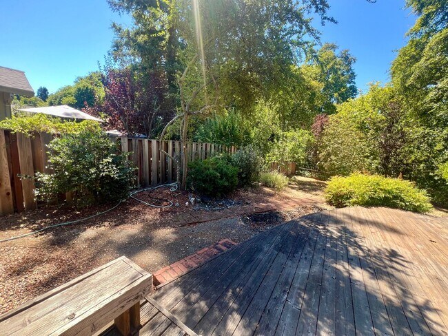 Building Photo - Charming 3 Bedroom 2 Bath home with large ...