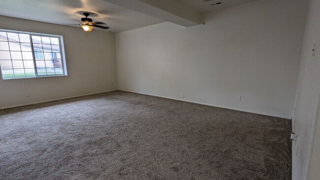 Building Photo - RANCH 3 BED/3 BATH PATIO HOME WITH MAIN FL...