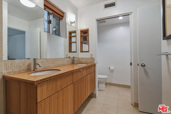 Building Photo - 656 Angelus Pl