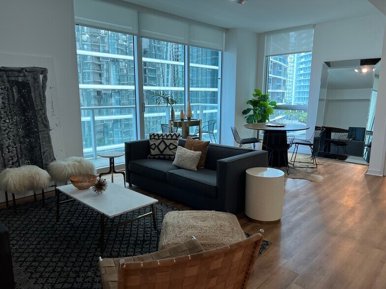 Primary Photo - 300 S Biscayne Blvd