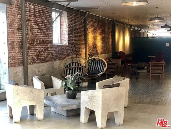 Building Photo - 530 S Hewitt St