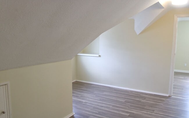 Building Photo - 3 Bed 1.5 bath Single Family Home