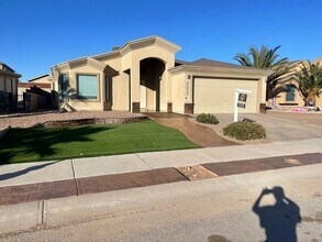 Building Photo - Amazing 3 bedroom 2 bath home in East El Paso!