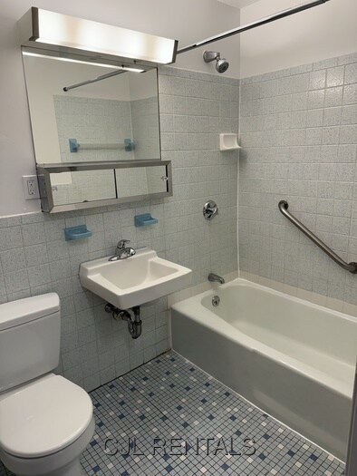 Building Photo - 71 Montvale Ave