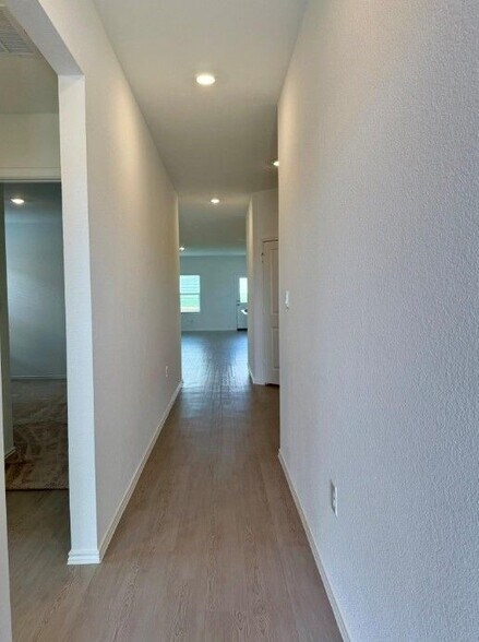 Building Photo - 106 Camargue Dr