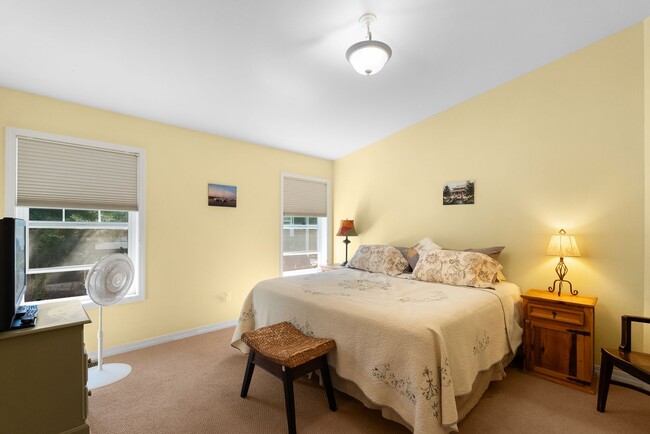 Building Photo - Reese's Retreat!!  2 BR + Den/2.5 BA White...