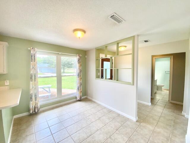 Building Photo - 303 Primrose Cir