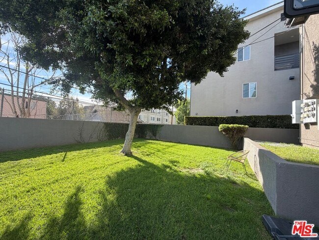 Building Photo - 1210 W 39th St