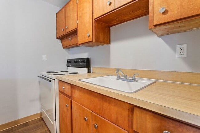 Building Photo - MOVE IN SPECIAL 1ST MONTH RENT FREE!! 2 be...