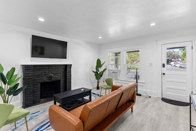 Building Photo - 316 E Amelia St