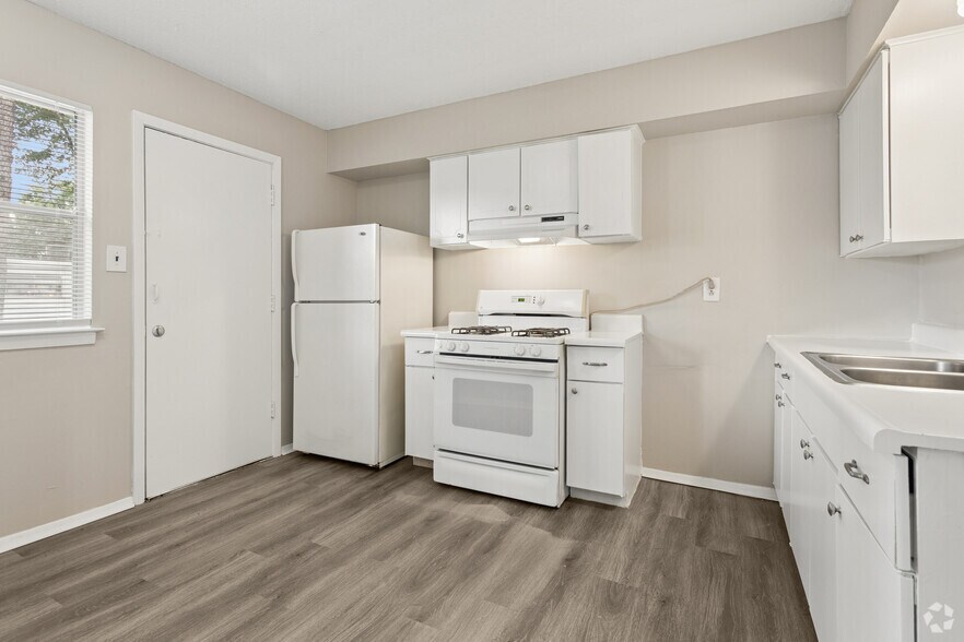 2BR, 1BA - 750SF - Kitchen - The Grove at Patterson